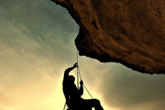 Kletterer-hanging-under-rock-299018_1920