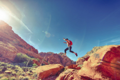 Kletterer-jumping-joyfully731900_1920