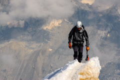 Kletterer-summit-on-track-1209168_1920